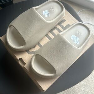 Yeezy Slides 'Bone' 2022/Size 5 US. Brand New (unworn), Box in great condition